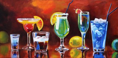 Doymuş parlak bardaklar ve çeşitli alkollü kokteyller.