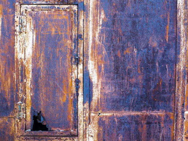 Caixa Ferro Velho Enferrujado Com Uma Porta Vazante — Fotografia de Stock