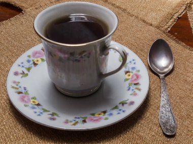 peçete ile masaya siyah çay bir fincan tabağı üzerinde olduğunu