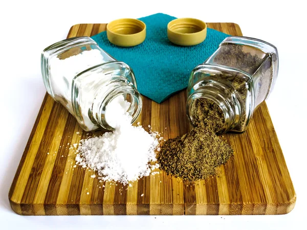 Salt Pepper Scattered Glass Salt Shakers Pepper Shakers Cutting Board — Stock Photo, Image