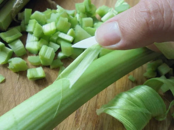rhubarb sapları bir bıçakla temizlenir ve daha sonra doğranır