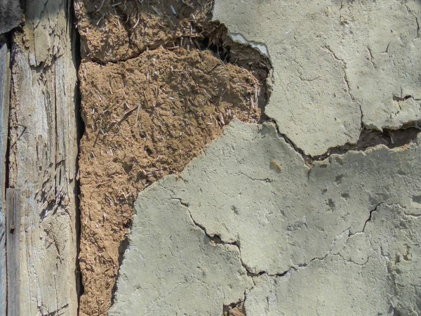 eski bir kil duvardan sıva soyma