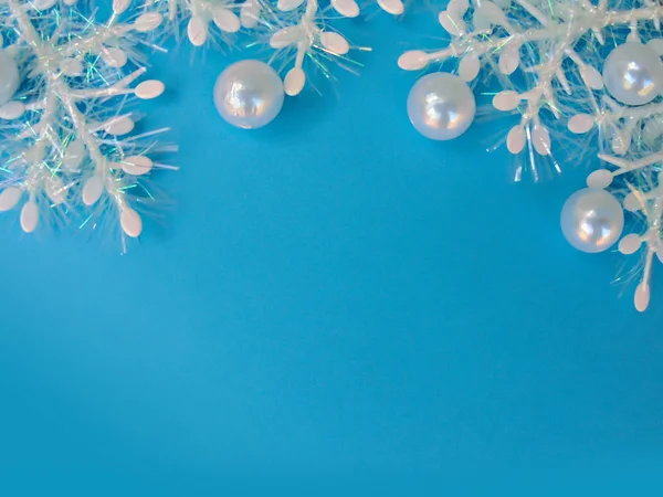 beyaz kar taneleri ve inci boncuk annesi ile mavi noel arka plan . kopyalama alanı
