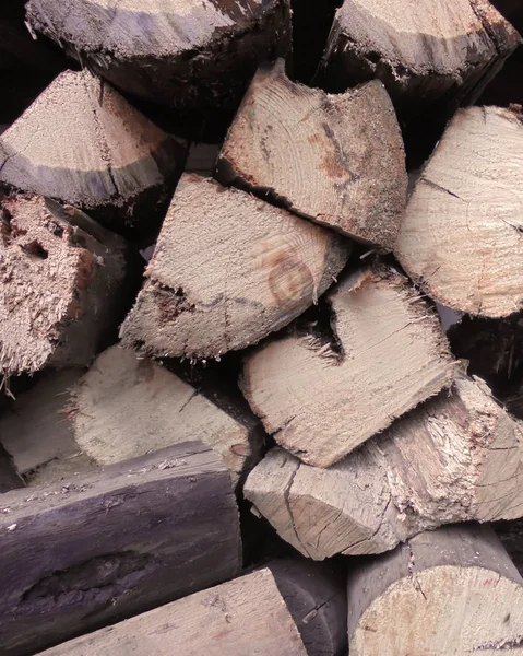 Driehoekige Rechthoekige Doorsneden Van Dennen Eikenhout Voor Een Vuur — Stockfoto