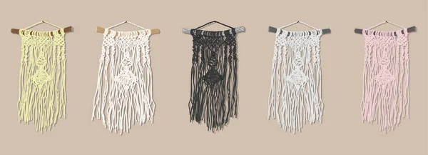 Sarı, pembe, gri ve beyaz olarak makrome tekniğini kullanan benzer duvar panelleri.