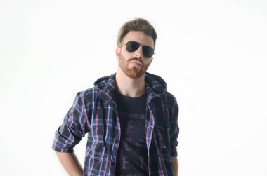 Genç adam mutlu ve kendine güvenen izole beyaz arka plan üzerinde güneş gözlüğü ile poz