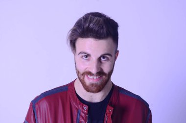 Köşeli ayraçlar izole beyaz zemin üzerine genç adam portresi