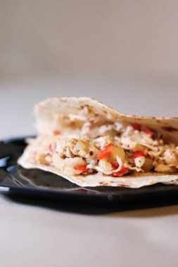 Siyah bir plaka üzerinde bir taco, yakın çekim