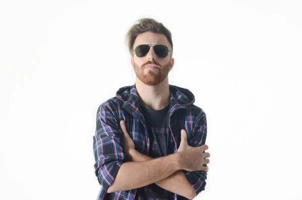 Joven Posando Feliz Confiado Con Gafas Sol Sobre Fondo Blanco —  Fotos de Stock