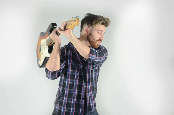 Jovem Vestindo Casual Quebrar Uma Guitarra Elétrica Fundo Branco Isolado — Fotografia de Stock