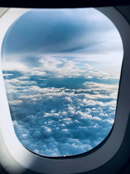 Detalle Una Ventana Avión Con Hermosas Nubes Afuera Claroscuro — Foto de Stock
