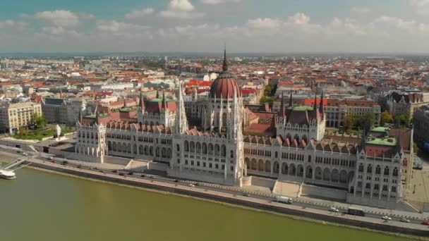 Κτήριο Ουγγρικού Κοινοβουλίου Βουδαπέστη Ουγγαρία Εναέρια Θέα Της Γοτθικής Αρχιτεκτονικής — Αρχείο Βίντεο