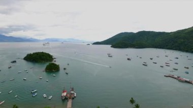 Brezilya, Ilha Grande, ilha Grande körfezinin havadan görünümünde tekne ve yolcu gemisi