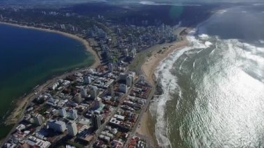 Uruguay, Punta del Este - El - La Mano - Zoom Out La Mano (El) Şilili sanatçı Mario Irarrzabal tarafından Punta del Este bir heykel. 