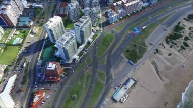 Uruguay, Punta del Este - El - La Mano - Zoom Out La Mano (El) Şilili sanatçı Mario Irarrzabal tarafından Punta del Este bir heykel. 
