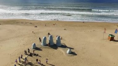 Uruguay, Punta del Este - El - La Mano - Zoom Out La Mano (El) Şilili sanatçı Mario Irarrzabal tarafından Punta del Este bir heykel. 