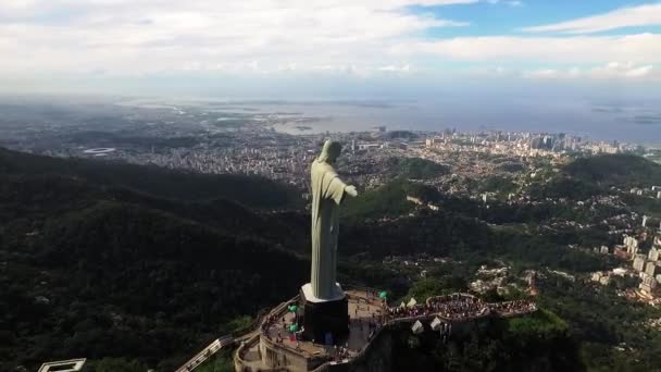 ブラジル キリスト リディーマーとリオデジャネイロ キリストの贖い主 コルコバド山 リオデジャネイロ ブラジルへのラウンドビュー — ストック動画