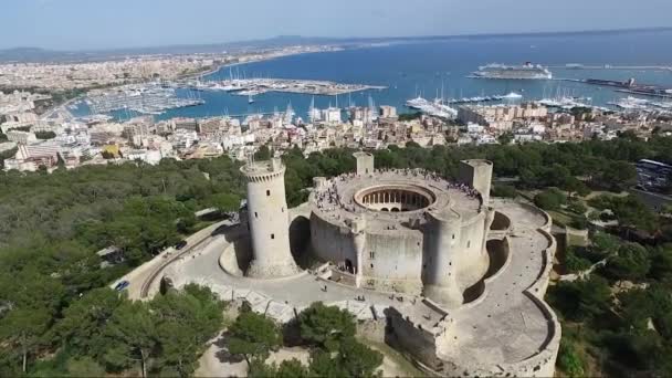 ベルバー城 パルマ マヨルカ 有名なベルバー城のスペイン航空写真 マヨルカ島のパルマ市 バレアレス諸島 — ストック動画