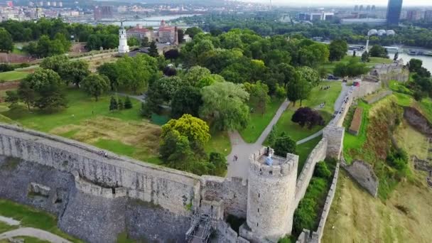 ベオグラード要塞とサバ川 ベオグラード セルビアベオグラード要塞は セルビアの首都ベオグラードの近代的なベオグラードの都市部で サバ川とドナウ川の合流点に古い要塞とカレメグダン公園で構成されています — ストック動画