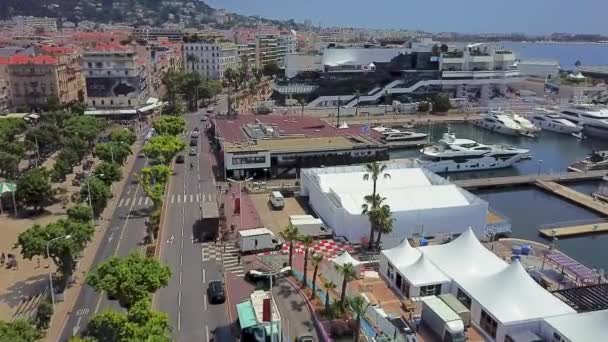 カンヌ フランス カンヌ市内中心部の賑やかな通りのカンヌ映画祭の空中映像の会場 フェスティバルらカンヌとその主要港 カンヌは フランスのリビエラに位置するリゾートタウンです — ストック動画