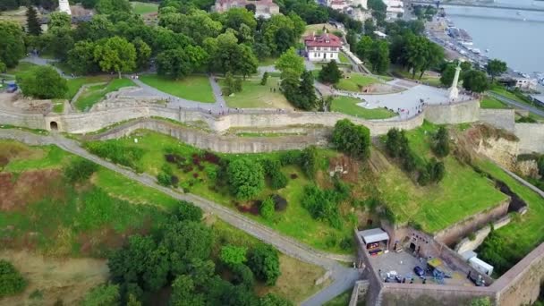 Kalemegdan Park et la forteresse de Belgrade, Serbie Kalemegdan Park ou simplement Kalemegdan, est le plus grand parc et le monument historique le plus important de Belgrade. Il est situé sur une falaise de 125 mètres de haut, au confluent de la Sava et du Danube. .