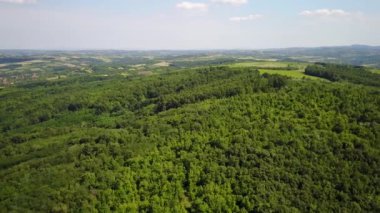 Kırsal Renkli Alanlar ve Kırsal Yeşil Ormanlar (Zabare, Topola, Sumadija) Kırsal Güneşli Günü Kırsal Yeşil Alanlar ve Hills Yeşil Alanlar ve Hills)
