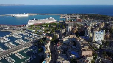 Palma de Mallorca Limanı, İspanya Palma de Mallorca limanında tekneler, yatlar ve bir yolcu gemisinin havadan görüntüleri, İspanya.