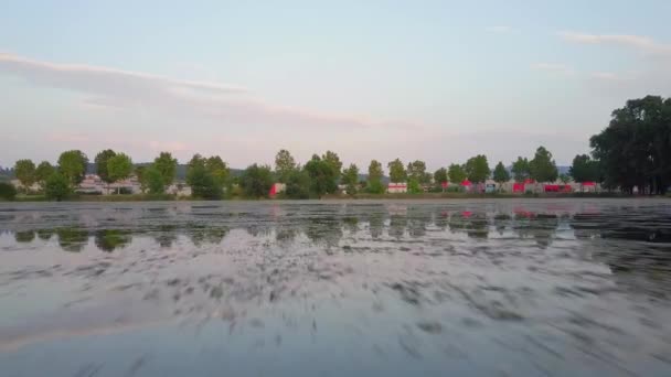 池塘中天空和树木的反射在日落中的天空和树木在日落中的池塘反射 — 图库视频影像