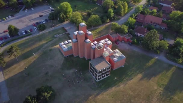 Puesta Sol Sobre Memorial Museum Octubre Kragujevac Serbia Parque Memorial — Vídeo de stock