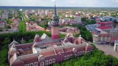 Art Nouveau Belediye Binası Ağaçlarla Çevrili, Subotica, Voyvodina, Sırbistan Bu modern şehrin merkezinde sanat tarihinin bir parçası. 