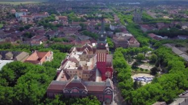 Subotica, Voyvodina, Sırbistan'daki Renkli Belediye Binası modern şehrin merkezinde sanat tarihinin bir parçası. 