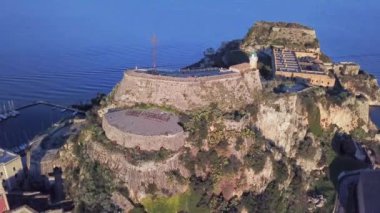 Eski Venedik Kalesi Üzerinde Sunny Winter Day, Korfu, Yunanistan Korfu Town İyon Denizi'nde, Korfu Yunan adasının başkentidir. Arnavut kaldırımlı sokakları ve pastel renkli Venedik mimarisi ile ünlüdür..