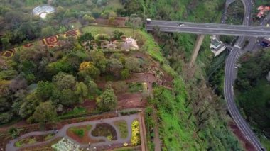 Funchal Renkli Botanik Bahçesi, Madeira Güzel botanik bahçesi ve Funchal, Madeira, Portekiz şehir havadan görüntüleri (24fps 70mbps)