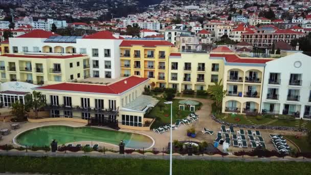 丰沙尔 马德拉 葡萄牙五颜六色的建筑 空中镜头丰沙尔海岸线 马德拉 葡萄牙 — 图库视频影像