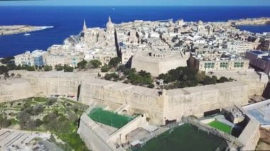 Malta başkenti - Valletta, Malta'nın başkentivalletta havadan görünümü tarihi merkezi - Valletta, Hastings Garden eski sur duvarları ve Malta Egemen Askeri Sipariş Büyükelçiliği
