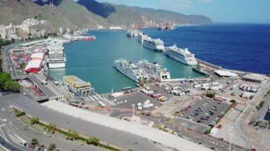 Santa Cruz de Tenerife - Arka planda demirli yolcu gemileri ve volkanik dağlar ile Santa Cruz de Tenerife liman ve şehir merkezipanoramik görünümü