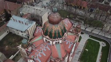 Sinagog Güneşli Bir Sonbahar Günü Çıplak Ağaçlarla Çevrili Jakab ve Komor Meydanı Sinagogu, Sırbistan'ın Subotica kentinde bulunan bir Macar Art Nouveau sinagogudur. Avrupa'nın en büyük ikinci sinagogudur. (4k 25fps 70mbps)