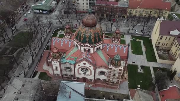 Die Von Nackten Winterbäumen Umgebene Synagoge Jakab Und Komor Platz — Stockvideo