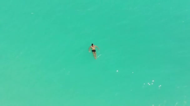 Jovem Modelo Masculino Nadando Sozinho Mar Azul Turquesa Caribe Jovem — Vídeo de Stock