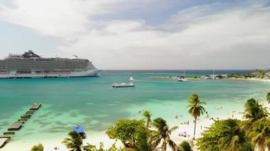 Ocho Rios güzel turkuaz defne, Jamaika Ocho Rios koyunda güzel turkuaz su havadan çekim, Jamaika chruise gemi ve tekneler ile 