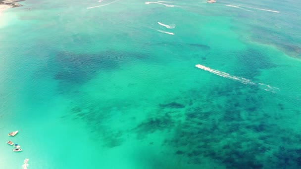 キャベツビーチ パラダイスアイランド バハマのジェットスキーとスピードボートバハマの息をのむような美しさ 砂糖細かい白い砂 透明な ターコイズブルーの海と信じられないほどのゴルフコース — ストック動画
