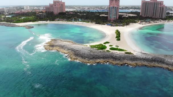 Paradiesinsel Bahamas Wunderschöner Türkisfarbener Buchtstrand Atlantis Resort Luftaufnahme Berühmten Atlantis — Stockvideo