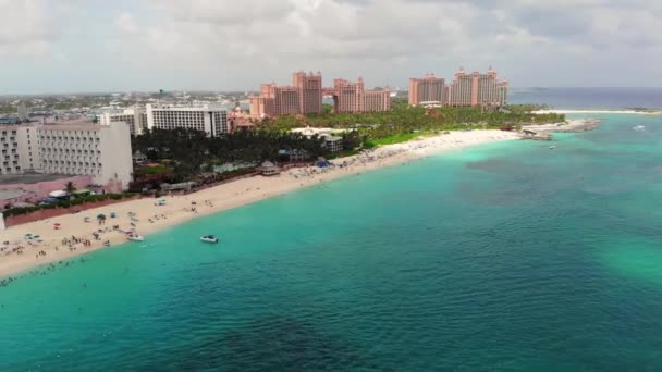 Νησί Paradise Μπαχάμες Όμορφη Παραλία Τυρκουάζ Νερά Ξενοδοχεία Και Θέρετρα — Αρχείο Βίντεο