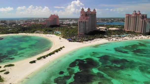 Paradise Island Bahamas Vackra Turquoise Cove Beach Atlantis Resort Aerial — Stockvideo