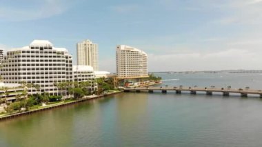 Downtown Miami,Brickell Key ve Brickell Key Drive köprüsündeki iş binaları Miami Nehri üzerindeki Drawbridge'in havadan görünümü Downtown Miami'deki iş binalarıyla çevrili