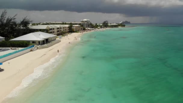 Grand Cayman Знаменитый Пляж Seven Mile Воздушный Снимок Красивого Знаменитого — стоковое видео