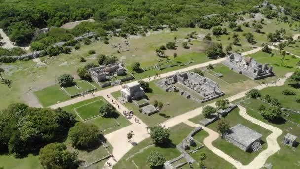トゥルムのマヤ遺跡 メキシコのトゥルム キンタナルー メキシコのマヤ遺跡の空中ビュー カリブ海を見下ろす断崖に位置する壁の古代マヤの都市の遺跡 — ストック動画
