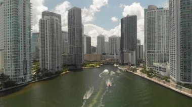 Miami Nehri üzerinde Tekneler Downtown Miami Nehri'nde tekneler Downtown Miami Havadan görünümünde iş binaları ile çevrili Downtown Miami'de iş binaları ile çevrili