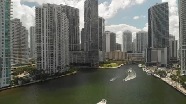 Barcos Miami River Rodeados Edificios Negocios Centro Miami Vista Aérea — Vídeos de Stock