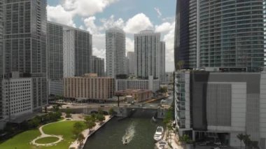 Miami Nehri üzerinde Drawbridge Downtown Miami Nehri üzerinde Drawbridge Downtown Miami Hava görünümünde iş binaları ile çevrili Downtown Miami Nehri'nde iş binaları ile çevrili